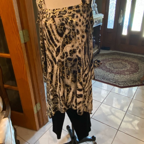 Black Animal print blouse with gold veins in and capris pants wide legs - Picture 3 of 8